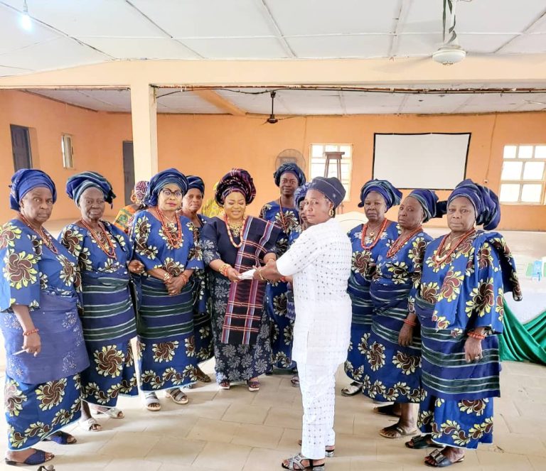 Princess Sayo Adenle visited the Women Farmers in Emure LG at the Palace Hall and collected their registration forms.